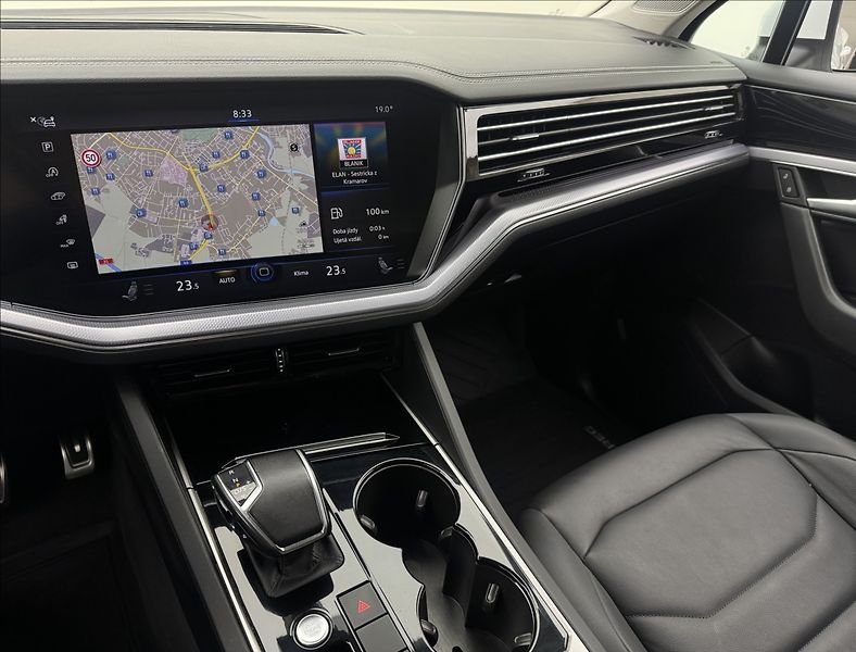 Volkswagen Touareg 3,0 R-LINE VZDUCH NV MATRIX ČR - fotka 15 z 48
