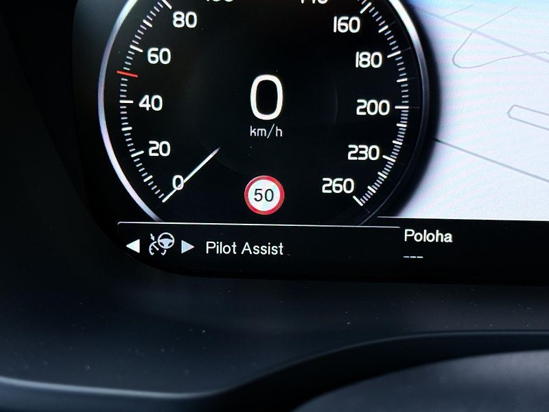 Volvo XC60 B4 AWD (nafta) // REZERVACE - fotka 27 z 47