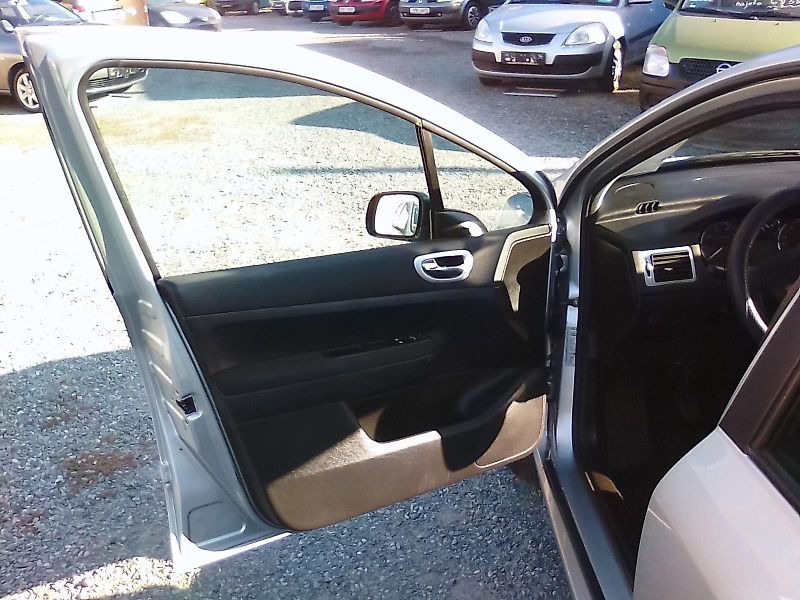 Peugeot 307 (2007) 1.6i 16V SW, kola navíc - fotka 16 z 32