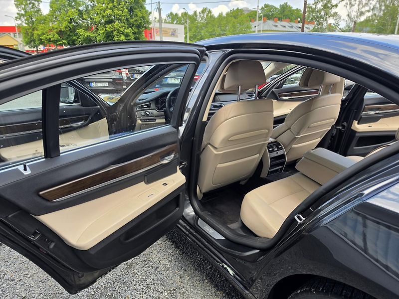 BMW Řada 7 730d  - fotka 8 z 19