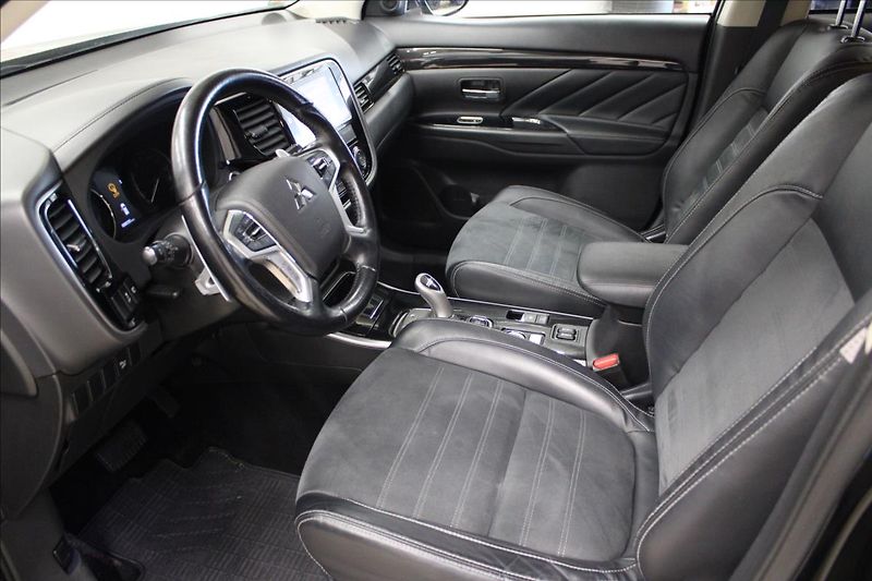 Mitsubishi Outlander 2,0 i Plus 4x4 PHEV Hybrid - fotka 11 z 35