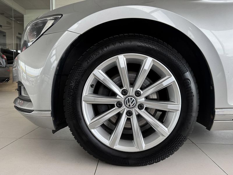 Volkswagen Passat 2,0TDI DSG*Highline*REZERVACE! - fotka 31 z 32