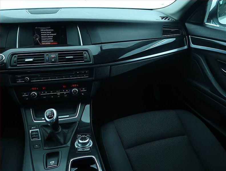 BMW Řada 5 (2015) 518d, Serv.kniha, Navi, Xenony - fotka 8 z 17