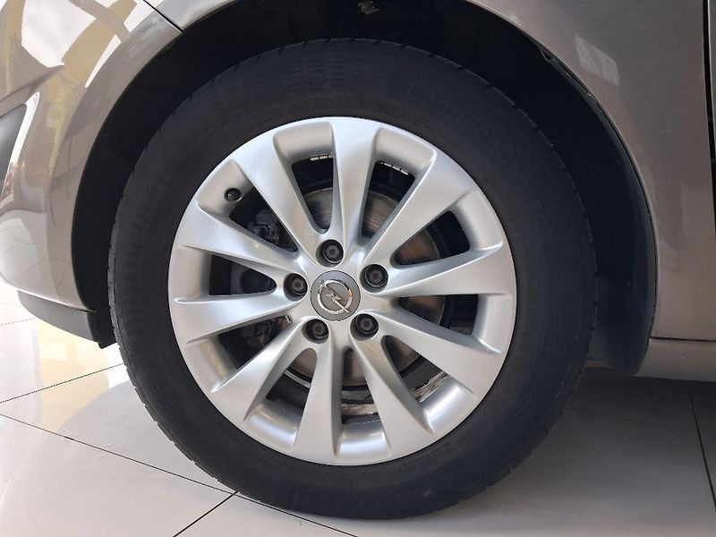 Opel Meriva 1.4i 74kW 2012 - fotka 7 z 15