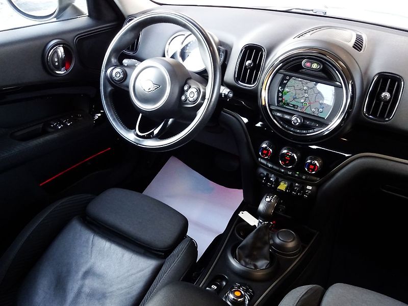Mini Countryman Cooper 1.5 SE ALL4 A/T Hybrid - fotka 21 z 32