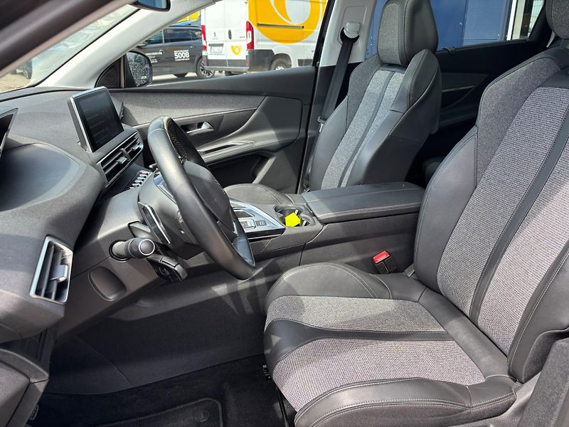 Peugeot 5008 (2019) ALLURE 1.6 PT 180k PANORAMA - fotka 12 z 21