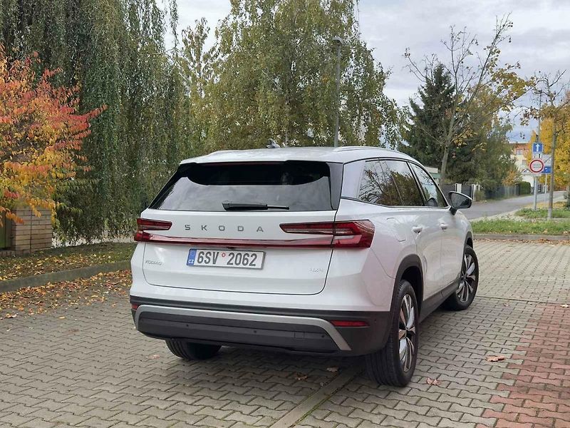 Škoda Kodiaq je u českých rodin jednoznačný favorit. Nepatří mezi nejlevnější, prostorem a praktičností však patří na špičku segmentu.