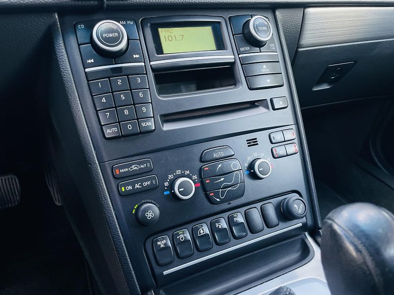 Volvo XC90 2.4D5 4x4 AUT VÝHŘEV SENZORY - fotka 39 z 44