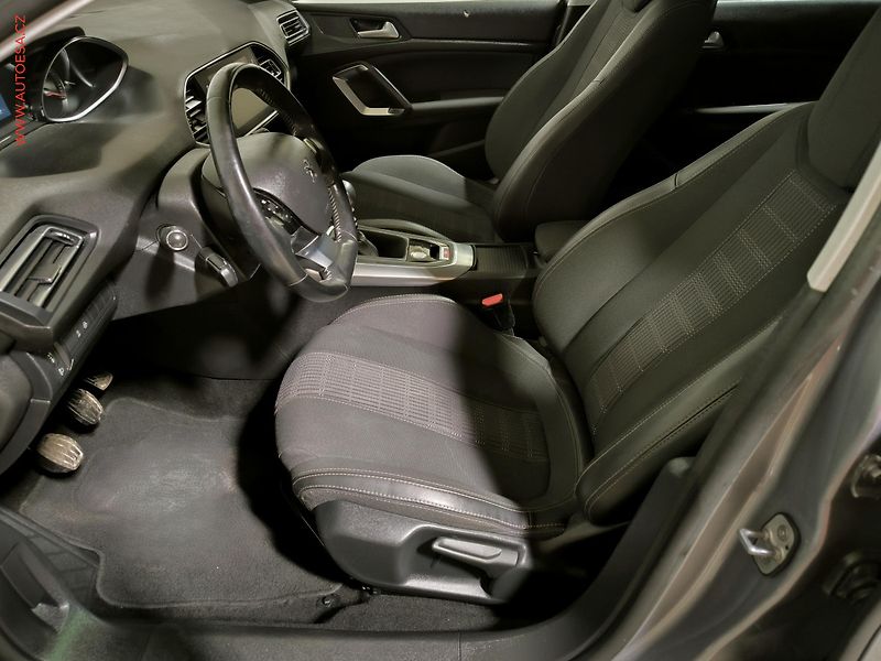 Peugeot 308 (2018) 1.2PT, Allure, navi - fotka 9 z 17