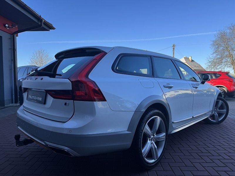 Volvo V90 (2018) 2.0D AWD Ocean Race LED - fotka 2 z 46