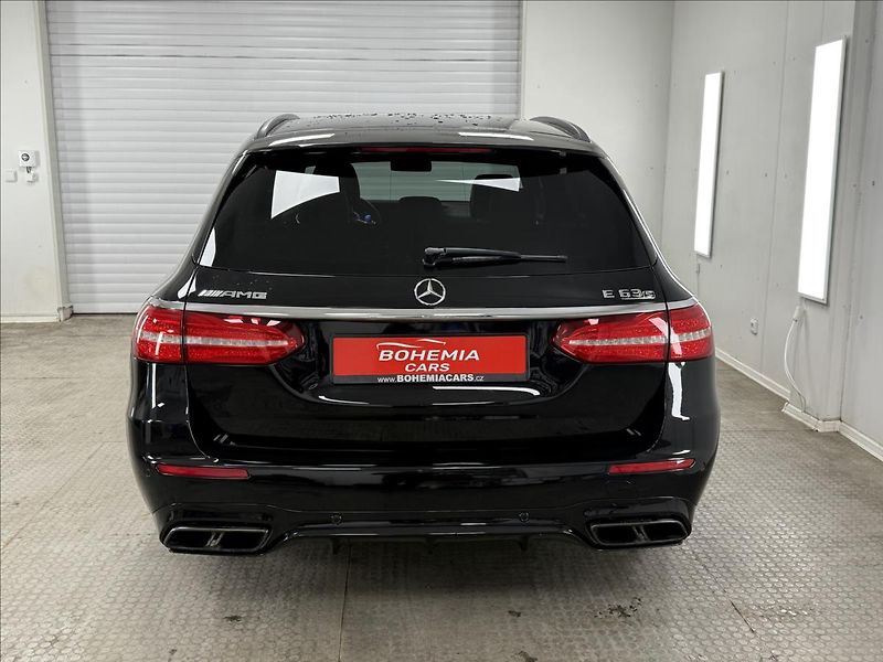 Mercedes-Benz Třídy E 4,0 Mercedes-AMG E 63S 4MATIC+ - fotka 11 z 35