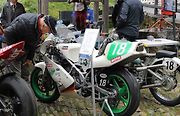 Jeden z návštěvníků si prohlíží storj Bakker - Rotax.