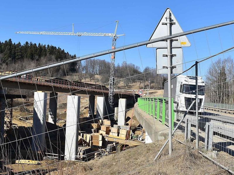 Památník obětem tragické nehody u Nažidel.