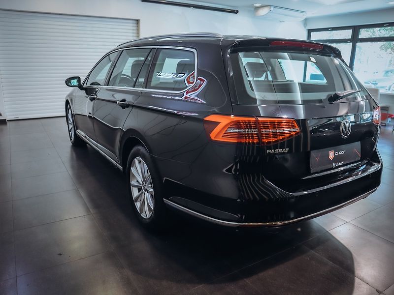 Volkswagen Passat 2.0TDI Highline 110 kW - fotka 6 z 25