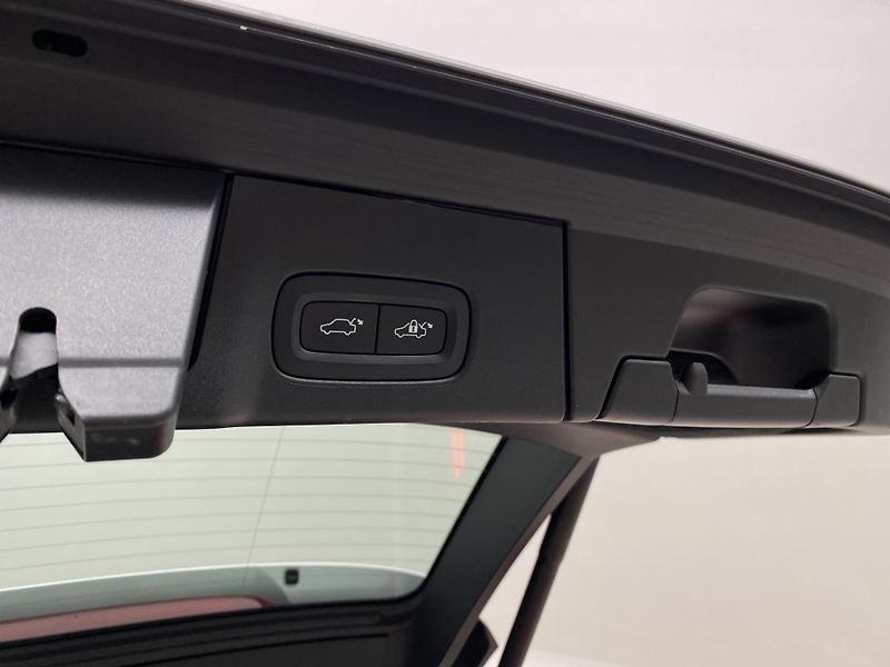 Volvo V90 D4 MOMENTUM AUT - fotka 28 z 39