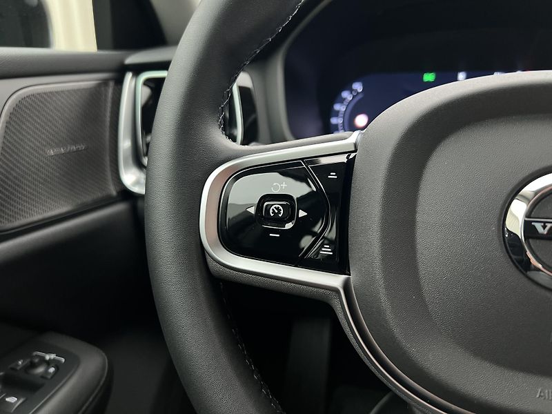 Volvo V60 B4 DARK PLUS 1. maj. - fotka 24 z 41