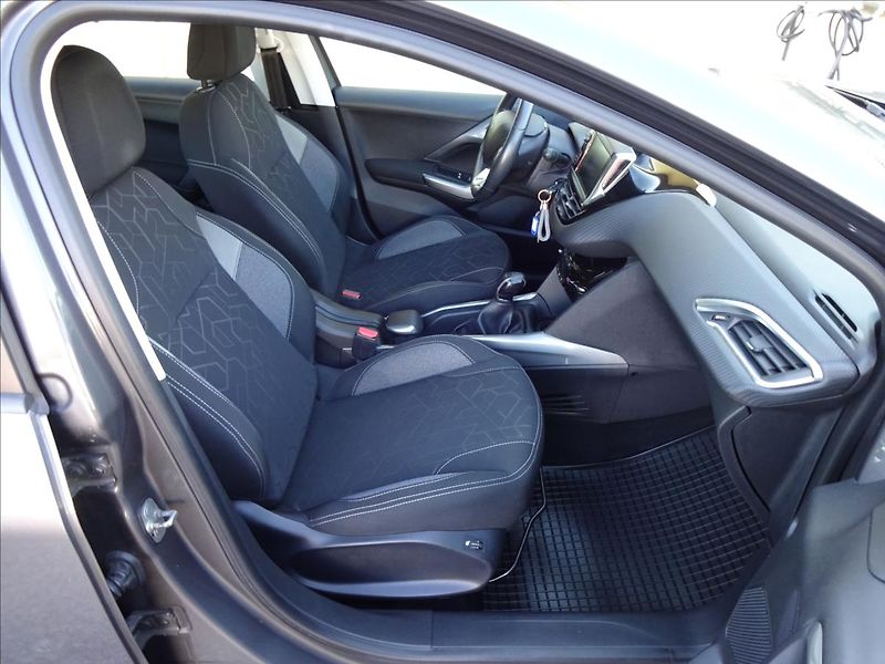 Peugeot 2008 1,2i 61kW - fotka 28 z 55