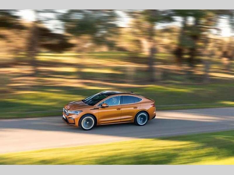 Plně elektrické SUV Škoda Enyaq Coupé iV (na snímku) se představilo v roce 2022 a vzbudilo u zákazníků velký zájem. Automobilka zrychluje svoji elektrickou ofenzivu: do roku 2026 představí tři zcela nové elektrické modely a další budou následovat.