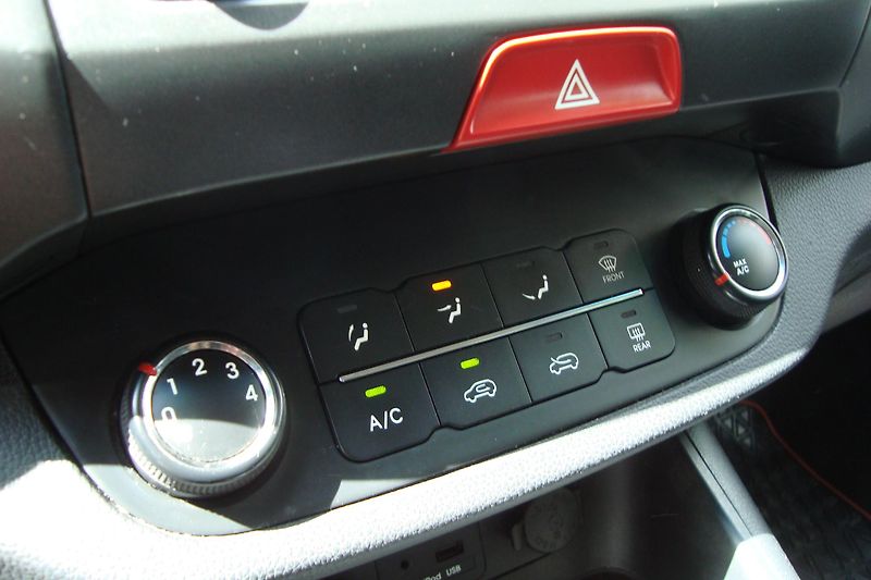 Kia Sportage (2010) 1.6 GDi, 99 kW,ČR,Servisní kn. - fotka 50 z 67
