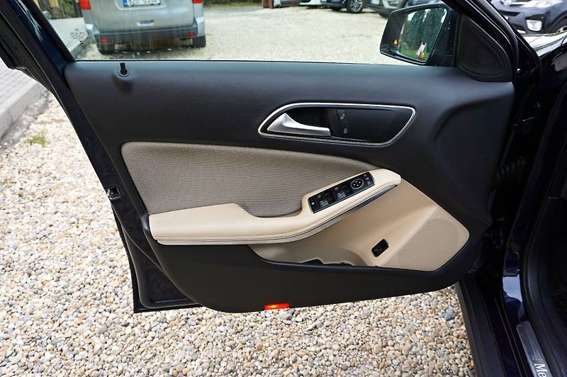 Mercedes-Benz GLA (2018) 2,0 220 135 kW - fotka 32 z 60