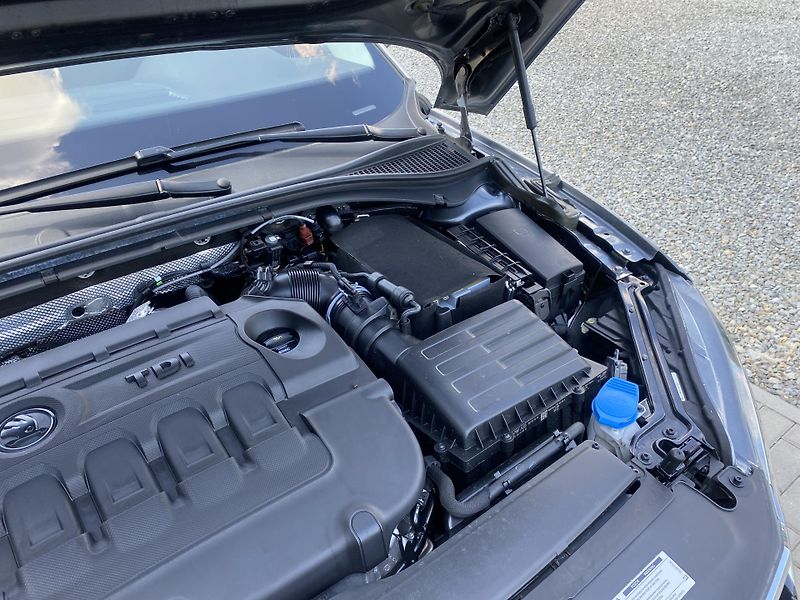 Škoda Superb 2.0TDI110kW-1xMAJ.-CZ-66 000KM - fotka 42 z 43