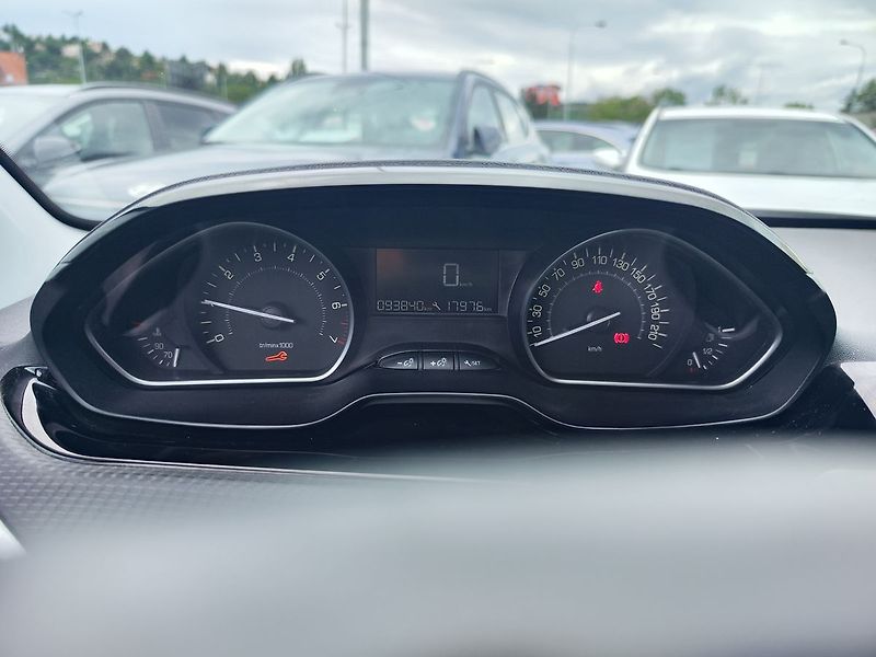 Peugeot 208 1.2 PureTech/61kW SIGNATURE - fotka 13 z 26