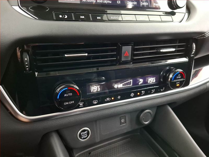 Nissan Qashqai (2022) 1.3 DIG-T - fotka 15 z 18