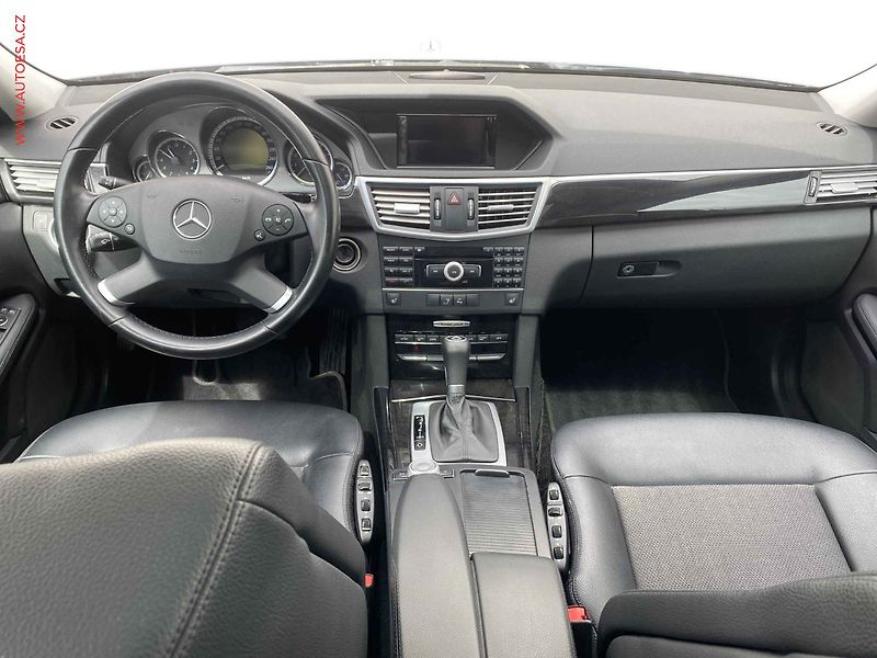 Mercedes-Benz Třídy E (2010) 1.8 CGi E200, Avantgarde, AT - fotka 8 z 19