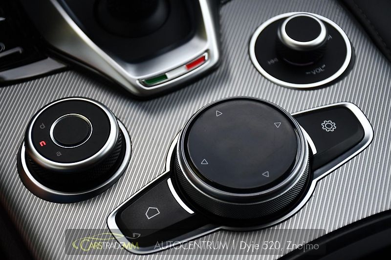 Alfa Romeo Stelvio 2.2D VELOCE Q4 H&K PANOR TAŽNÉ - fotka 34 z 53