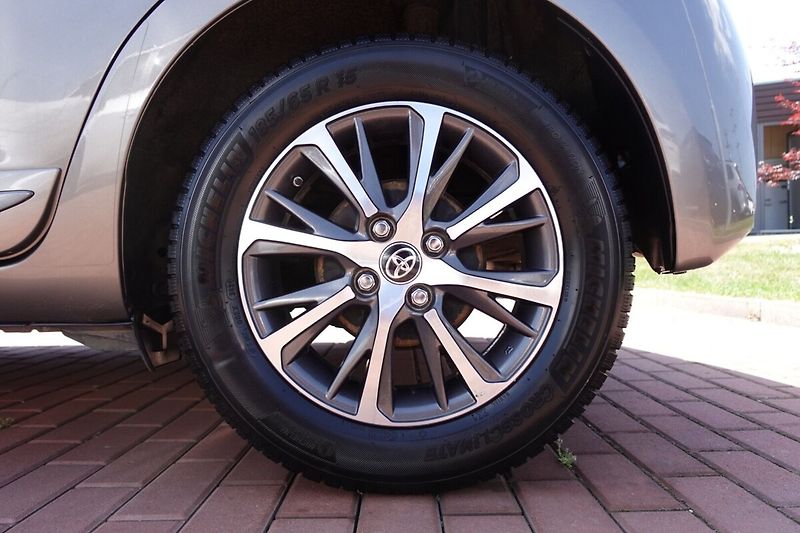Toyota Yaris ZLEVNĚ 1.5 Dual VVT-i 6M/T Act - fotka 7 z 28