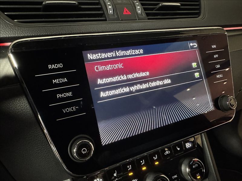 Škoda Superb 1,5 TSi  DSG Sportline Virtual - fotka 42 z 48