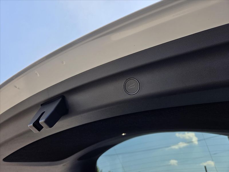 Tesla Model Y LR 4x4 Tažné z. SoH 93.4% 1.ma - fotka 14 z 21