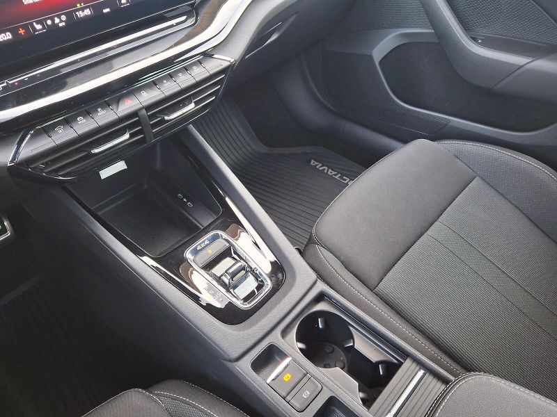 Škoda Octavia (2023) Combi SportLine DSG 4x4 2,0TDi - fotka 31 z 35