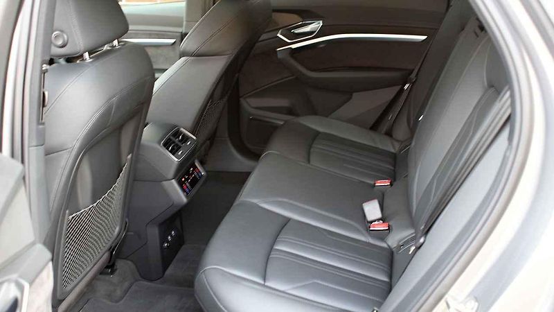 Audi e-tron má pohon přední i zadní nápravy
