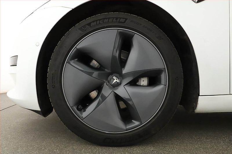 Tesla Model 3 (2020) Std Range Plus 52kWh, SoH 84% - fotka 12 z 17