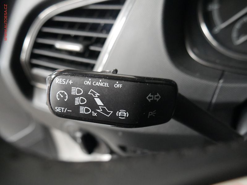 Škoda Fabia (2022) 1.0 TSi, ČR, Ambition, zámek - fotka 16 z 19