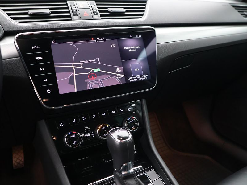 Škoda Superb 2,0 TDI 110kW DSG Style - fotka 24 z 35
