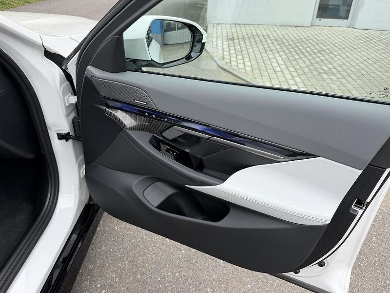 BMW Řada 5 540D xDRIVE M SPORT Individual - fotka 27 z 37