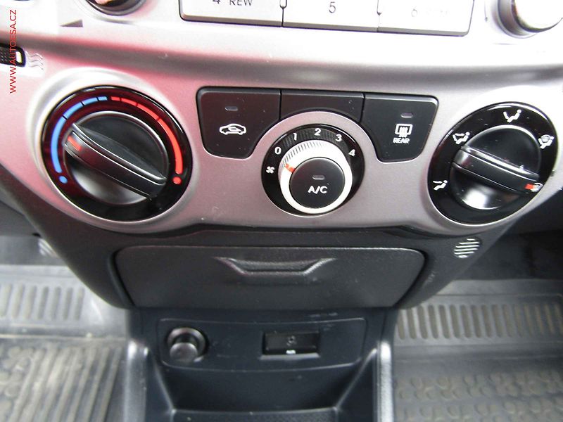 Hyundai i20 (2014) 1.2i, servis.kniha, AC - fotka 13 z 17