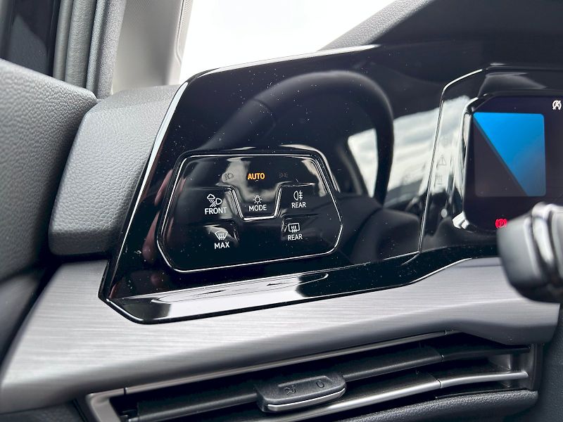 Volkswagen Golf (2023) 1.5 TSI 110kW Style - fotka 12 z 35