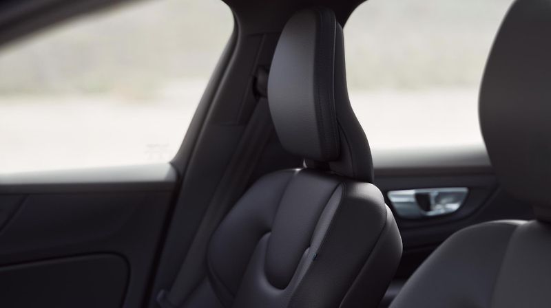 Volvo V60 (2026) B4 PLUS DARK AUT - fotka 7 z 16