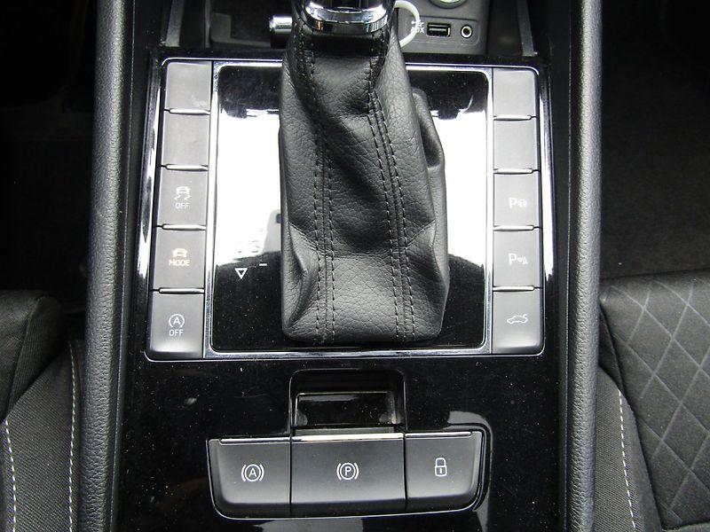 Škoda Superb (2015) 2.0 TDI 140kW DSG SPORT LINE - fotka 39 z 46