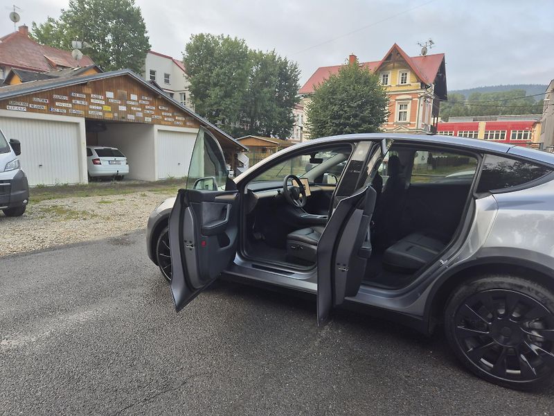 Tesla Model Y ZAMLUVENO ! - fotka 13 z 49