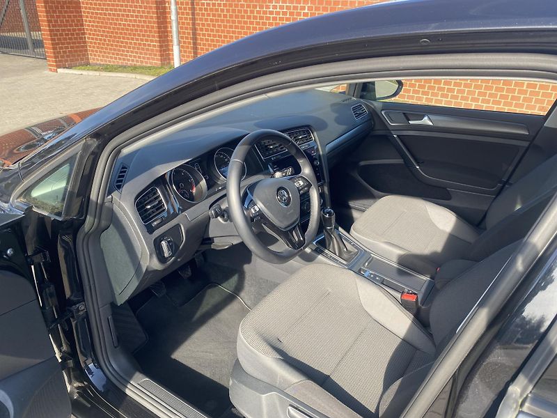 Volkswagen Golf 1.6TDi,PLNÁ VÝB.SUPER STAV!! - fotka 19 z 48