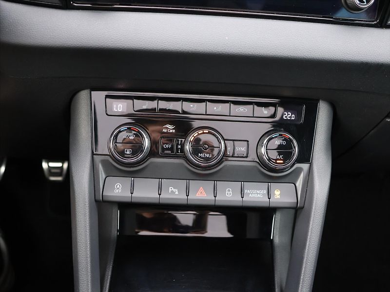 Škoda Karoq 1.5 TSI Sportline Virtual 1.Ma - fotka 18 z 28