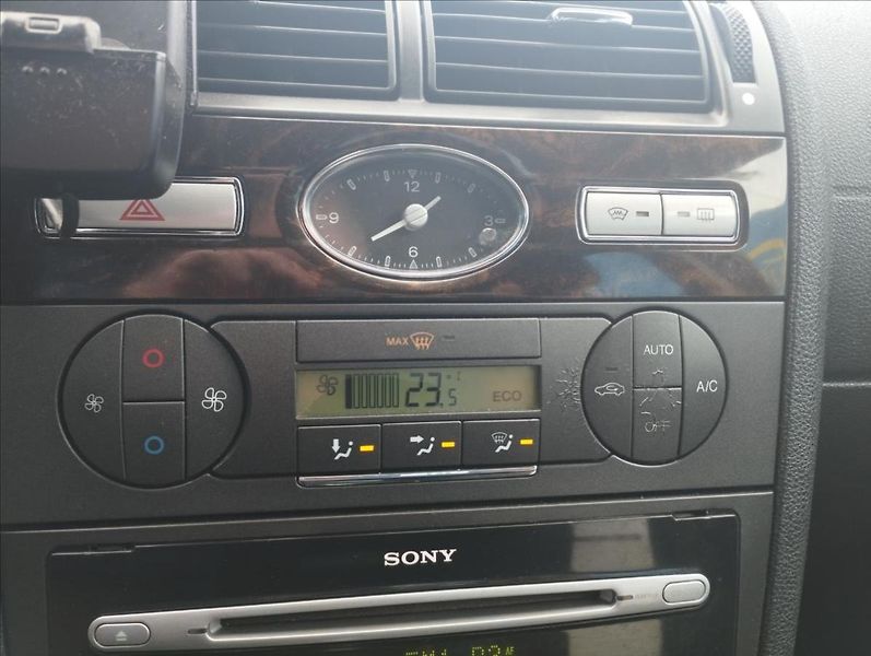 Ford Mondeo 1,8 Ghia - fotka 12 z 17