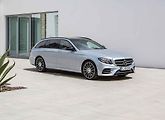 Ve stejném duchu Mercedes dodnes pokračuje i v případě aktuální generace třídy E Kombi. Přestože Audi i BMW náskok Stuttgartských zdárně dotahují, „éčkový“ kombík s objemem zavazadlového prostoru 1820 litrů pořád jednoznačně vede.