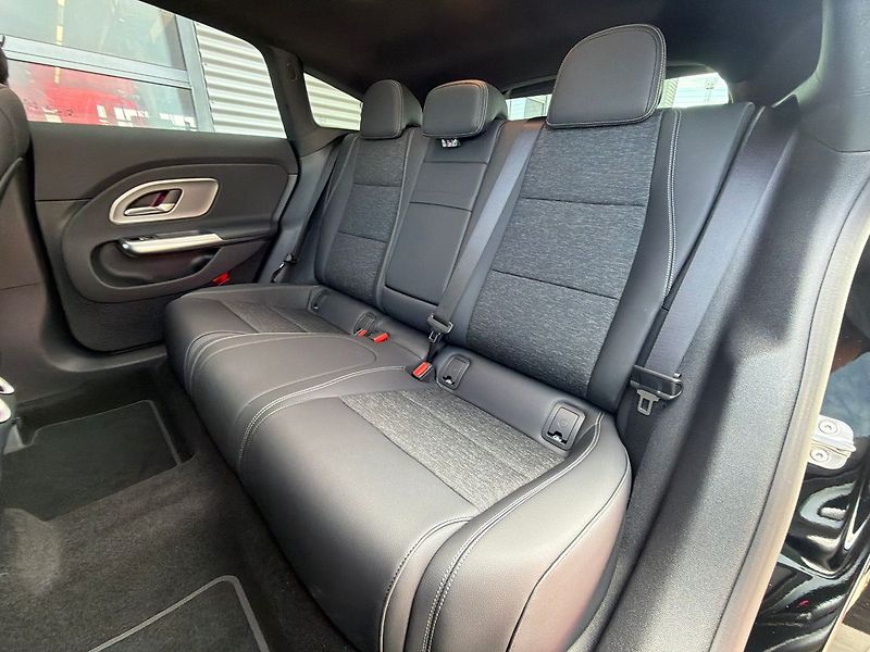 Mercedes-Benz CLA 200 Shooting Brake - fotka 27 z 34