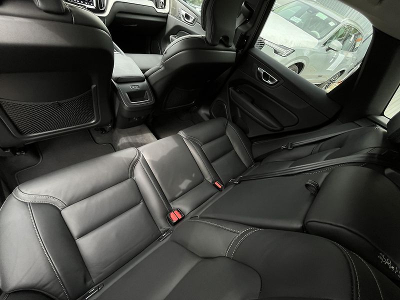 Volvo XC60 B5 AWD PLUS DARK/360/vent/kola - fotka 22 z 50