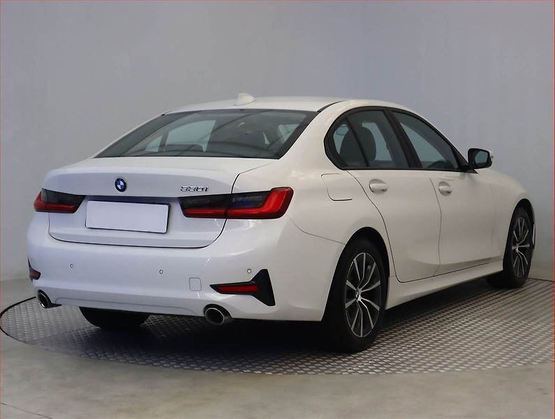 BMW Řada 3 (2020) 330 i, ČR, A/T, Kůže, Serviska - fotka 5 z 16